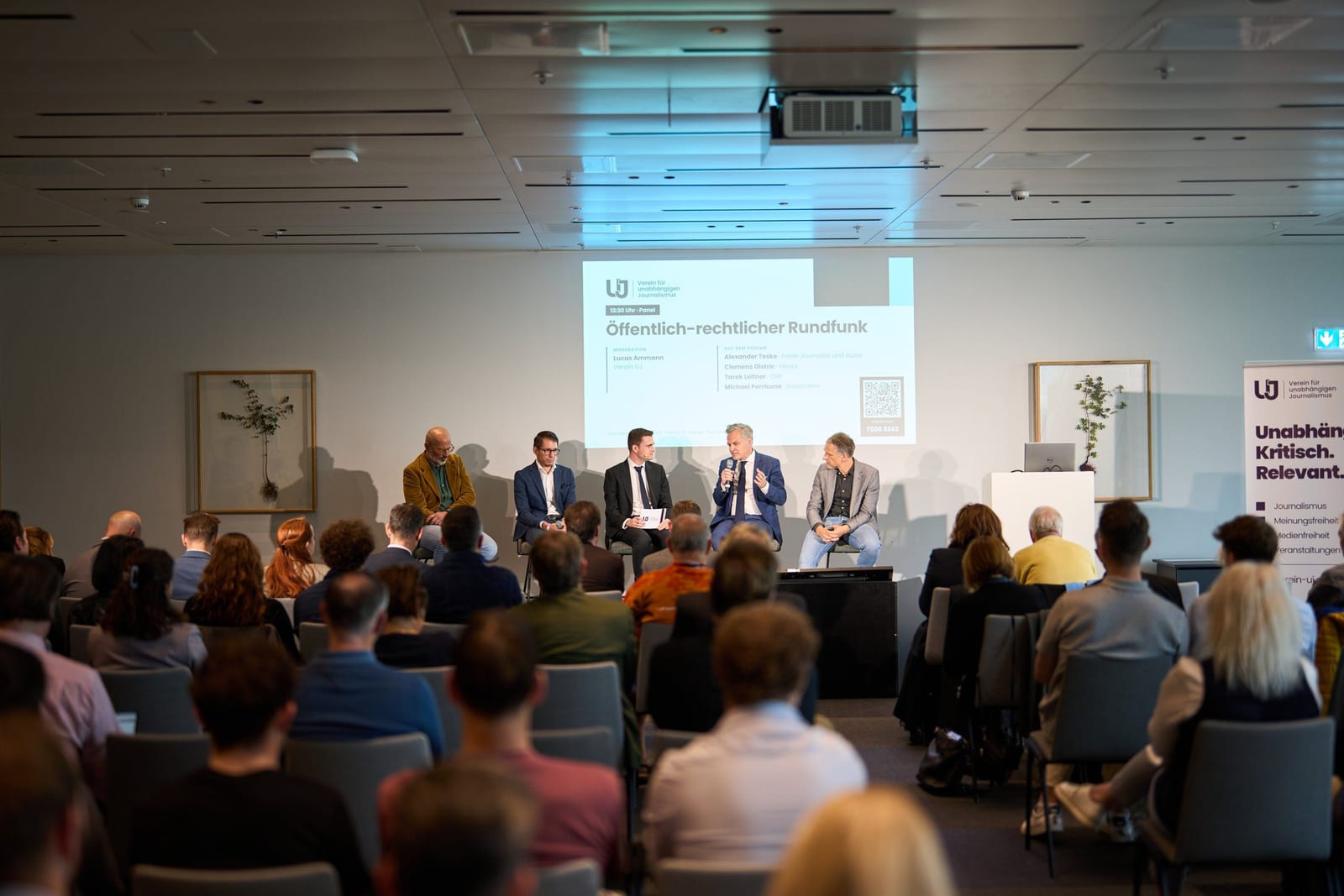Voller Saal mit Gästen während des Panels zum öffentlich-rechtlichen Rundfunk am Journalistenkongress 2026